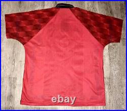 1996-1998 Manchester United Squad Signed Shirt Inc. Ferguson & Beckham with COA