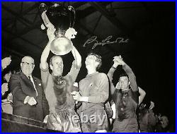 BOBBY CHARLTON SIGNED MANCHESTER UNITED 1968 EUROPEAN CUP FINAL 16x12 PHOTO