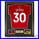 Benjamin_Sesko_Signed_Manchester_United_2025_26_Home_Shirt_Deluxe_Framed_01_tpts