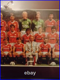 Manchester United 1983 FAC Final SIGNED 14 x 9 MOUNTED & FRAMED Stunning Piece