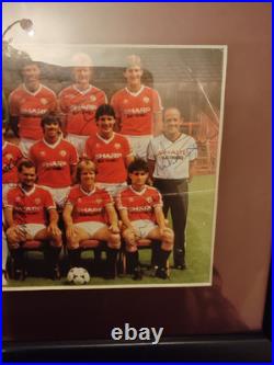 Manchester United 1983 FAC Final SIGNED 14 x 9 MOUNTED & FRAMED Stunning Piece