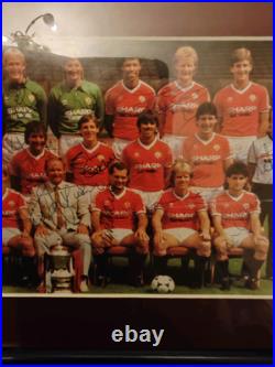 Manchester United 1983 FAC Final SIGNED 14 x 9 MOUNTED & FRAMED Stunning Piece