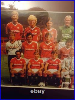 Manchester United 1983 FAC Final SIGNED 14 x 9 MOUNTED & FRAMED Stunning Piece