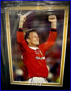 Manchester United 1999 Treble Winners Signed by Teddy Sherringham