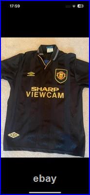 Manchester United vintage Retro Signed Cantona Shirt Manchester United vintage Retro Signed Cantona Shirt