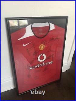 Signed framed Manchester United shirt 2005/2006 Scholes, Ronaldo, Giggs etc