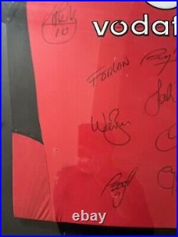 Signed manchester united shirt framed